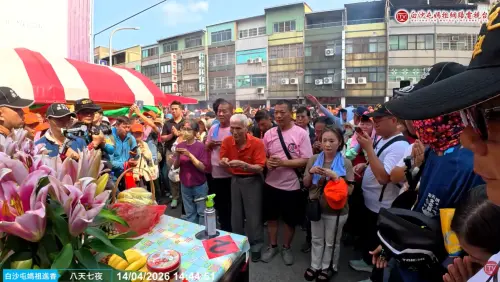 ▲白沙屯媽祖14日下午2時42分再度停駕泰全輪胎廠，眾人大讚媽祖是來看「老朋友」、年約90歲的業者阿公。（圖／白沙屯拱天宮）
