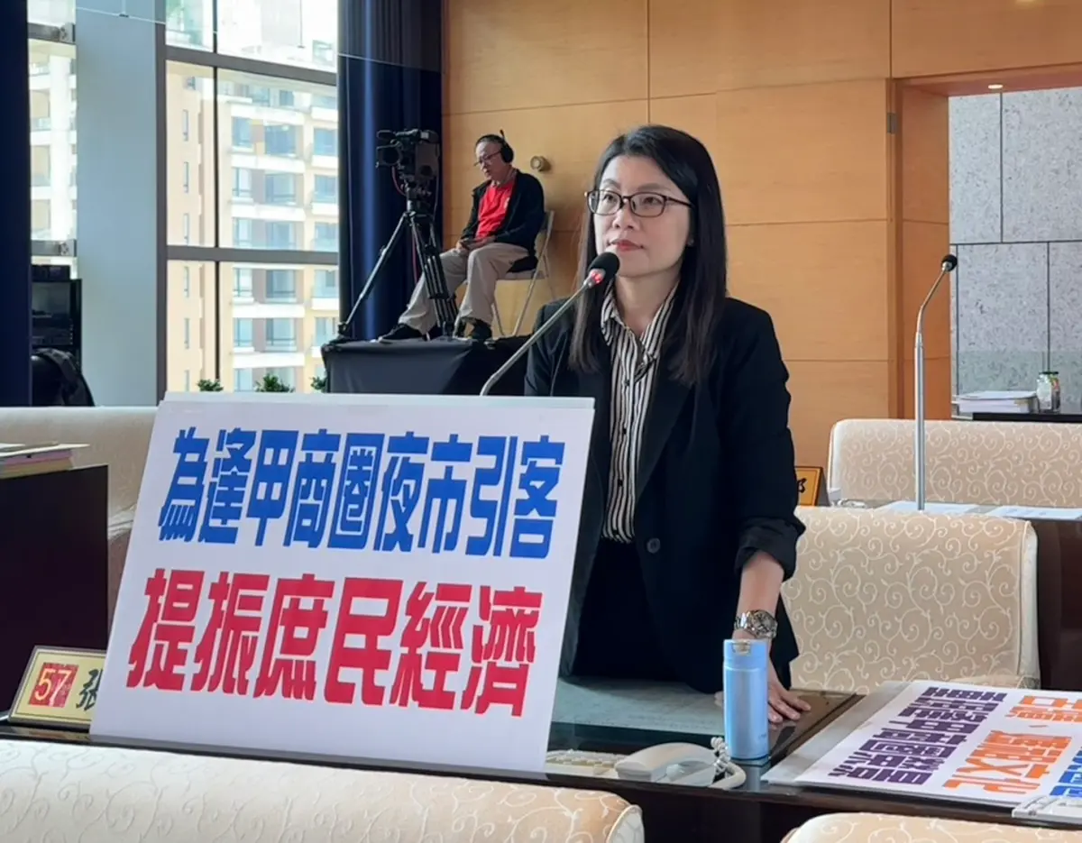 ▲議員張廖乃綸指出，逢甲商圈內「百公尺超過10間店面招租」的冷清現狀(圖／柳榮俊攝2026.4.14)