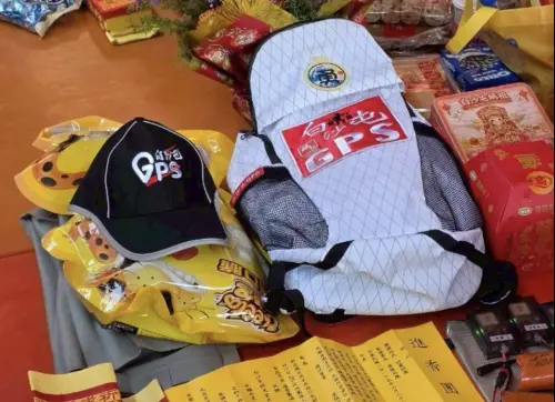 ▲白沙屯 GPS 呼籲，如果路上有看到背著GPS背包、帽子、臂章的工作人員，希望民眾不要推擠他們，才能幫助App定位媽祖鑾轎。（圖／翻攝白沙屯 GPS 粉專）