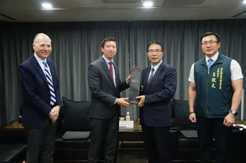 ▲ 黃偉哲與AIT高雄分處互贈伴手禮。（圖／南市府提供）