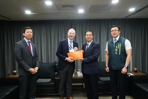 ▲黃偉哲贈送伴手禮於美資安專家Guillermo Christensen。（圖／南市府提供）