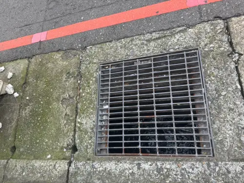 ▲踏入台灣的街道後，水溝味也成為相當明顯的問題。（示意圖／記者潘毅攝）