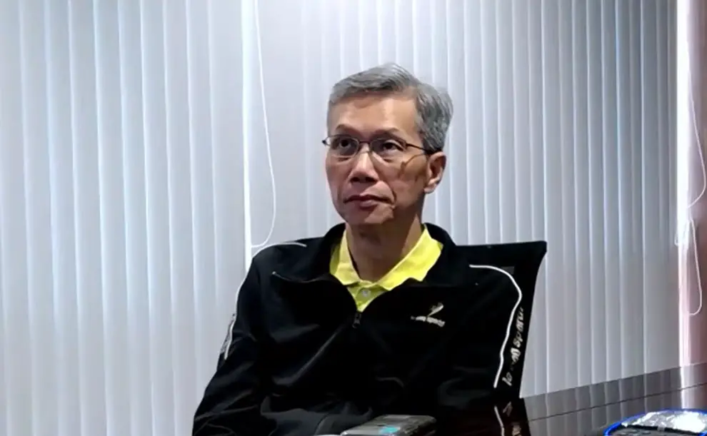 ▲南亞科14日下午線上重訊記者會，由財務主管饒昌明說明內容。（圖／證交所YouTube）