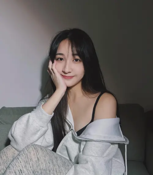 ▲于齊薇去年接下內衣廣告，分享穿黑色內衣的照片，小露性感。（圖／于齊薇IG@vivian_chiwei）