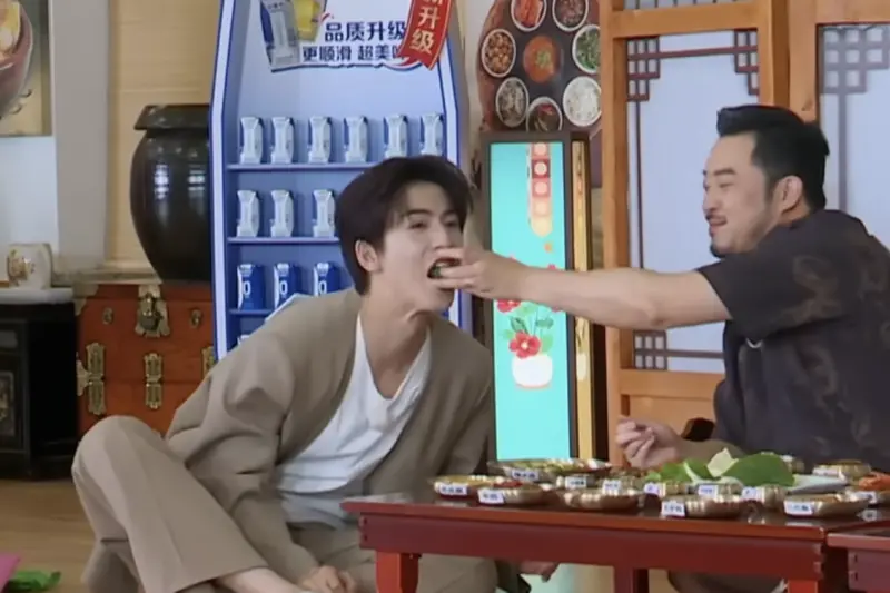 張凌赫究竟變多紅？3年前上節目還被彈額頭、白飯塞嘴　鏡頭超少