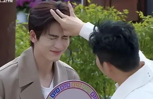 ▲張凌赫被李晨彈額頭。（圖／翻攝自YouTube 浙江衛視）