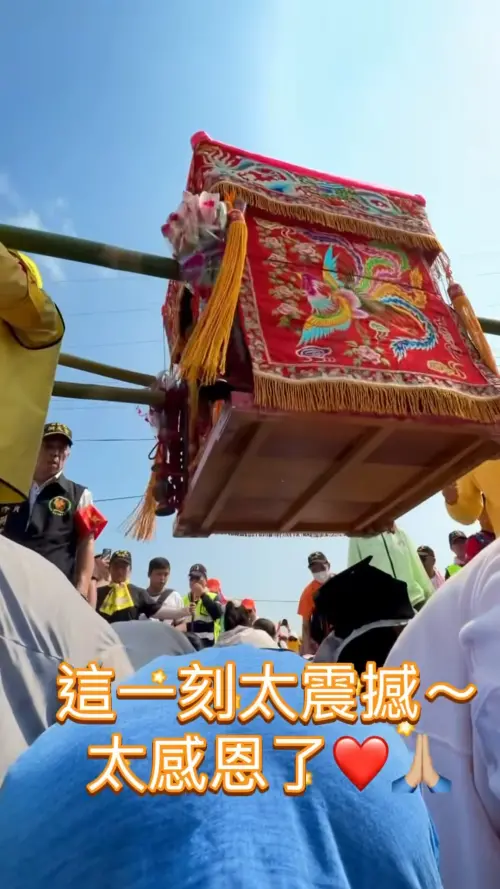 ▲許維恩跪在地上鑽轎腳，獲得媽祖的庇佑。（圖／許維恩臉書）