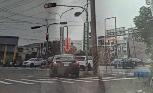 里長開車紅燈右轉遭檢舉！怒轟：檢舉魔人太多　影片曝光反遭酸爆