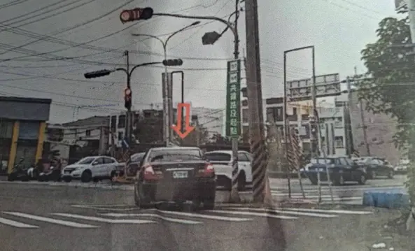 ▲嘉義縣朴子一名蘇姓里長，3月時開車上路遭人檢舉「闖紅燈」，收到罰單之後，讓他忍不住發文抱怨「檢舉達人太多」。（圖／Threads@s554466p）