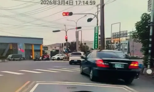 ▲違規舉證影片顯示，里長駕駛的車輛在駛出入口的當下就已經是紅燈。（圖／翻攝畫面）