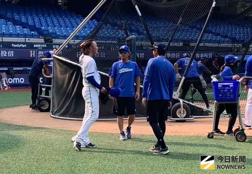 ▲富邦悍將日籍投手鈴木駿輔（左）今日在新莊球場牛棚練球，高機率在本週升上一軍。（圖／記者陳柏翰攝,2026.4.14）