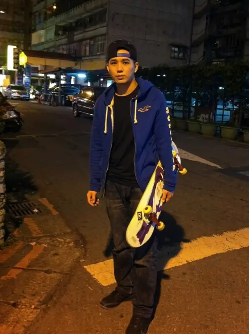 ▲網友oceany747（如圖）當年接手小賈斯汀的紫色私人滑板。（圖／網友oceany747授權提供）