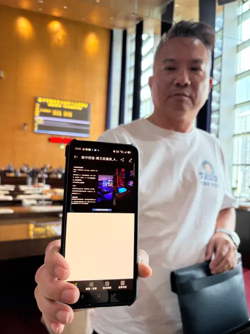 ▲台中市議員陳文政表示，民眾只要手機隨便滑一滑，就能刷到台中7期「私人招待所」的廣告。（圖／記者顏幸如攝，2026.04.14）