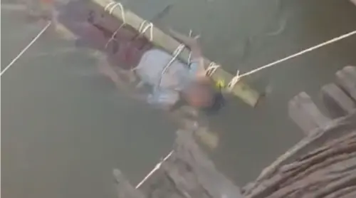 印度14歲男孩遭蛇咬中毒！家人迷信「泡恆河水」12小時身亡