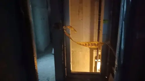 ▲邱男疑似於施工電梯時未遵守操作流程，遭到配重塊當場壓傷。（圖／警方提供）