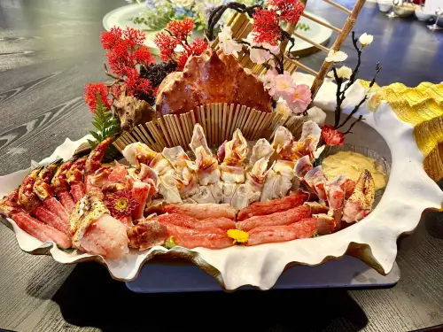 ▲鱈場蟹去殼處理後上桌，饕客只要放入鍋中涮煮，就能輕鬆開吃。（圖／記者蕭涵云攝）