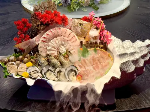 ▲澎湖直送現撈鮮魚、日本生蠔、南非活鮑魚、海港大蝦等海鮮浮誇上桌。（圖／記者蕭涵云攝）