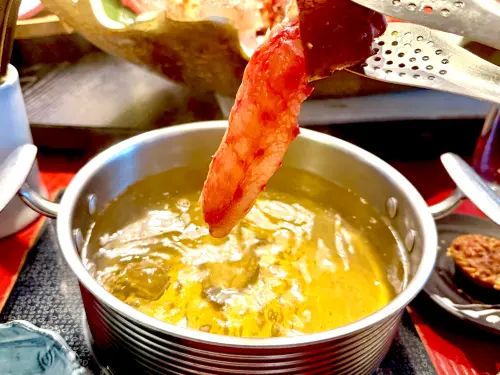 ▲超過手指粗的鱈場蟹腳，有夠滿足。（圖／記者蕭涵云攝）