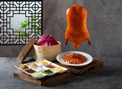 ▲望月樓母親節限定「馨花綻放」有廣式櫻桃鴨三吃。（圖／望月樓提供）