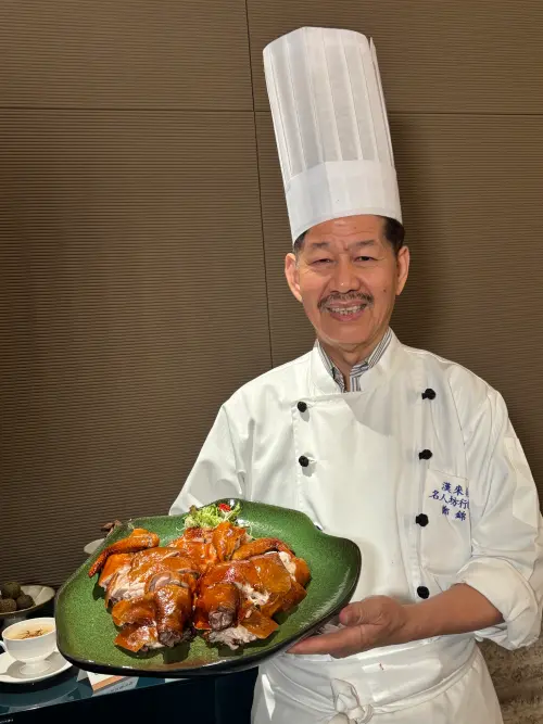 ▲有「隱世廚神」稱譽的鄭錦富（富哥），為漢來名人坊洲際店，設計以陳皮入菜的四道限定菜色，四月底前獨家開賣。（圖／記者金武鳳攝，2026.4.14)