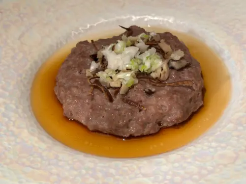 ▲鄭錦富主廚以「歲月陳韻」為靈感，設計四道陳皮入饌限定菜色，圖為老陳皮雪花牛肉餅。（圖／記者金武鳳攝，2026.4.14)