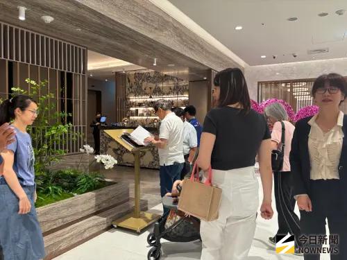 ▲名人坊進駐漢神洲際，今日開幕即吸引大批舊雨新知前來搶鮮。（圖／記者金武鳳攝，2026.4.14)