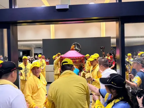 ▲粉紅超跑今（14）晚駐駕中華賓士員林展示中心，明早5時起駕。（圖／白沙屯拱天宮）