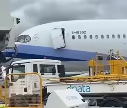 華航墨爾本飛桃園班機「左側門被空橋撞歪」！嚴重受損畫面曝