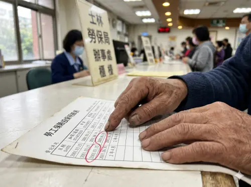 ▲不是有繳費就有保障！勞保局會透過入出境紀錄、投保薪資等數據清查「掛名投保」事實，一旦查獲違法，該段年資將被取消且不退還保費。（示意圖／Gemini製圖／NOWNEWS監製）
