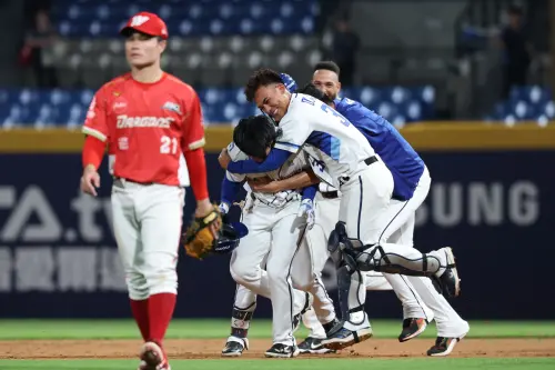 孔念恩敲再見安打！9局下棒打林凱威　富邦4：3險退味全終止2連敗