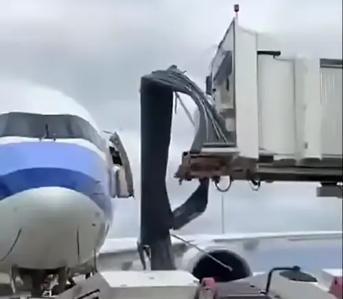 ▲華航班機在墨爾本機場遭空橋撞擊，空橋在撞擊後也被撞歪。(圖／FL360aero Facebook)