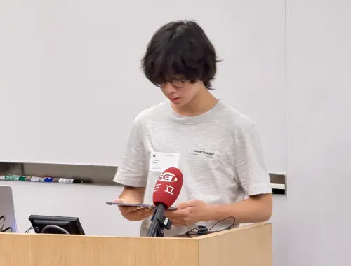 ▲目前才17歲，就讀陽明交大附中二年級的朱家佑，接觸程式設計僅一年就成功獲獎。（圖／記者周淑萍攝）