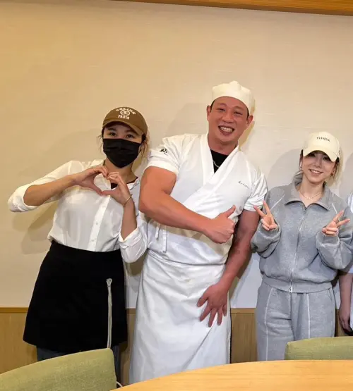 ▲鄧紫棋（右）和日料店老闆（中）、老闆娘合照，態度親切，沒有任何架子。（圖／店家授權提供）