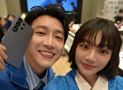 江宏傑離婚4年有新女伴！穿同色系服裝同框木木　親密合體拍廣告