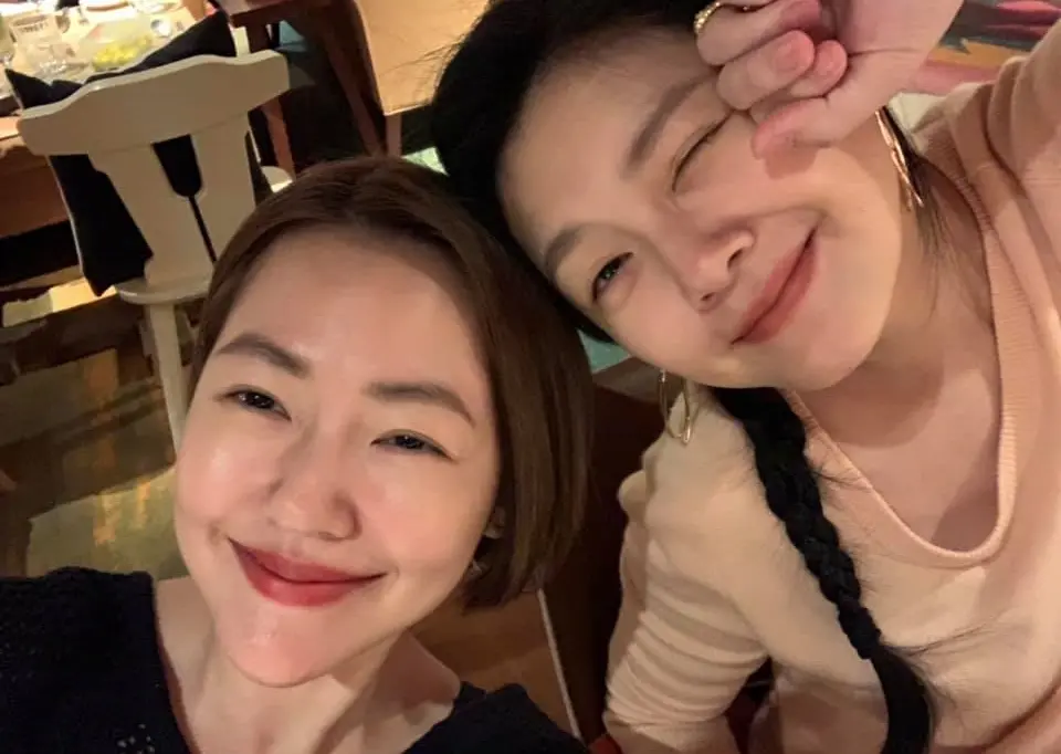 ▲大S（右）去年2月過世後，至今已過去1年多，但有網友發現，她的部分代言照仍未下架，小S（左）經紀人也透露原因，表示這是家屬與品牌共識，想保留大S最動人一面。（圖／小S 徐熙娣FB）