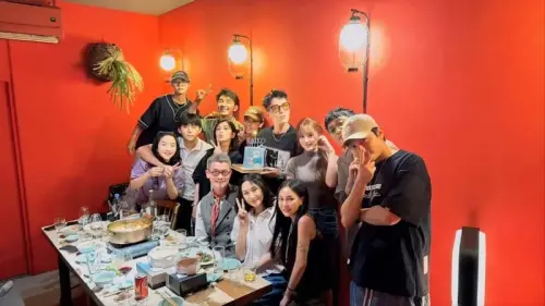 ▲柯震東（上排右4）與舒華（上排右3），曾一起出現在友人合照中。（柯震東IG@kaikaiko）