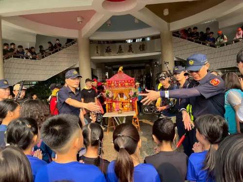 ▲白沙屯媽祖凌晨5時起駕後連走兩小時，直至上午7時43分才停駕在田尾國小司令臺。（圖／白沙屯拱天宮）