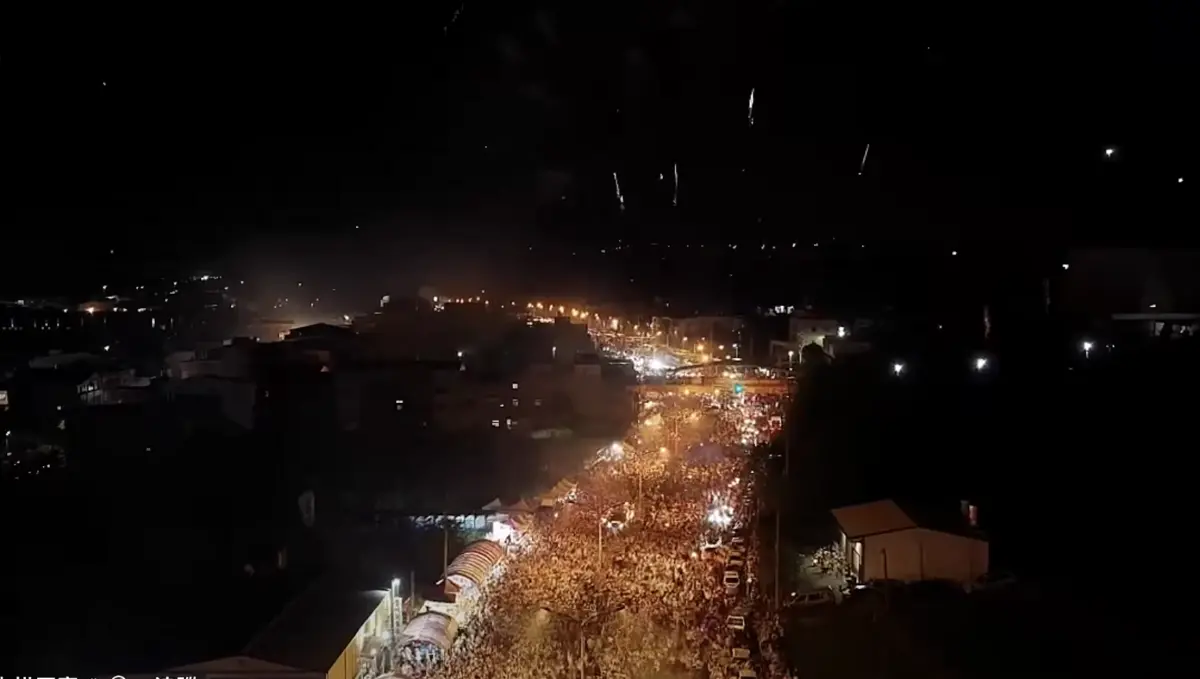 ▲白沙屯媽祖進香於12日深夜起駕，廟方釋出首日進香空拍畫面，橘帽香燈腳擠滿街道與車站，隨著粉紅超跑前行，身後的白沙屯逐漸變成空城。（圖／翻攝自白沙屯拱天宮臉書、古哥空拍法人粉專）