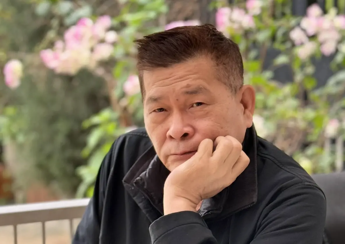 ▲資深藝人澎恰恰（如圖）今日歡度70歲生日，發文自嘲當年是「憨人」沒聽前輩勸告，資金沒到位就拍電影，並以過來人經驗警示追夢年輕人，千萬別做超過自己能負荷的事。（圖／翻攝自澎恰恰臉書）