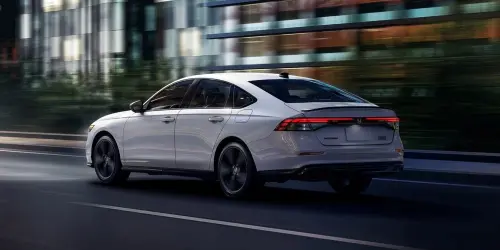 ▲為了與 Toyota 直接爭奪油電車市場，Honda Accord Hybrid 預計在 2026 年將面臨極大的調價壓力，這款具備優異操控感與先進科技配置的中型轎車，將成為退休族群在 2026 年極具競爭力的購車選項。（圖／取自 Honda 官網）