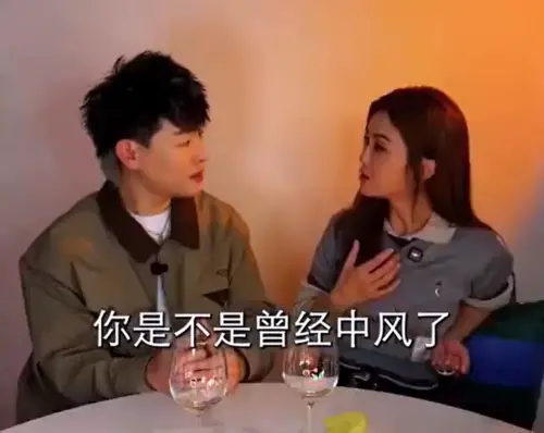 ▲阿Sa（右）登上胡彥斌（左）節目，透露曾有醫師告訴她得過輕微中風。（圖／微博@晨弟淺說）