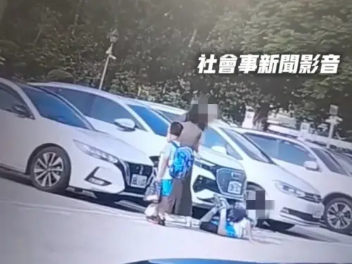 國館狠父「停車場猛踹男童」失控畫面曝光！慘遭一腳踹飛趴地狂哭