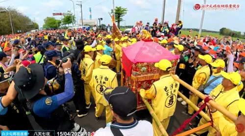 ▲「粉紅超跑」與頭旗相會的罕見畫面，眾人嗨翻是媽祖在為頭旗充電。（圖／白沙屯拱天宮）
