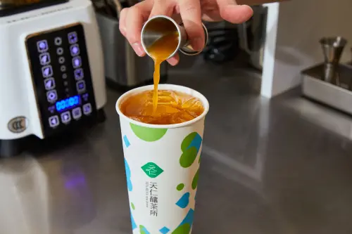 ▲百香果釀為茉莉綠茶增添自然酸甜層次口感，讓整體風味更加清爽順口，非常適合開始炎熱的氣候。（圖／品牌提供）