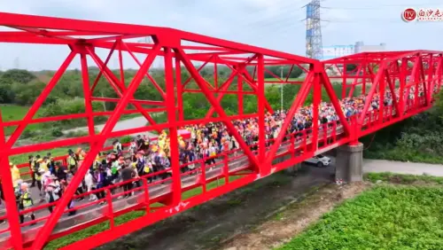 ▲白沙屯媽祖進香第3天，上午近11時走上舊西螺大橋，往雲林縣前進。（圖／白沙屯拱天宮）