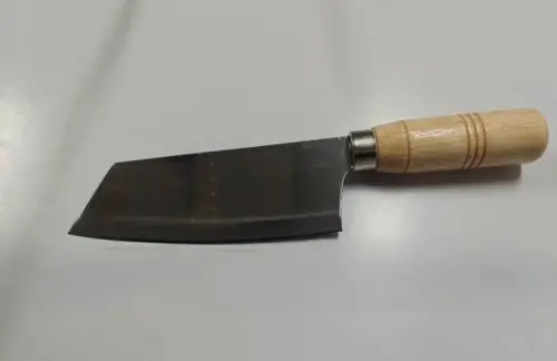 ▲台南一名失業女子持刀搶劫漢堡店後逃竄，警方獲報迅速攔截，當場查獲刀械與贓款。（圖／民眾提供）