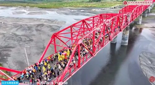▲白沙屯媽祖進香踏上舊西螺大橋，被喻為「最美進香路」。（圖／白沙屯拱天宮）