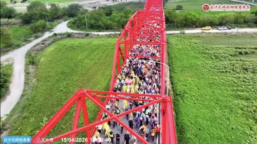 ▲西螺大橋自去年12月封閉施工，原規劃可能改道自強大橋，但最終媽祖仍依往年路線行經西螺大橋，頭旗車則改走溪州大橋，讓信眾得以再次見證西螺大橋上壯闊的「紅橋人龍」景觀。（圖／YouTube「 白沙屯媽祖網路電視台」）