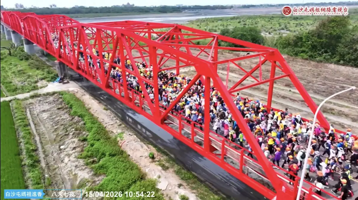 ▲白沙屯媽祖15日上午抵達西螺大橋，準備進入雲林，因橋梁整修封閉，彰化縣政府臨時開放供轎班與徒步信眾通行，大量香燈腳湧上橋面，空拍畫面再現經典「紅橋人龍」。（圖／YouTube「白沙屯媽祖網路電視台」）