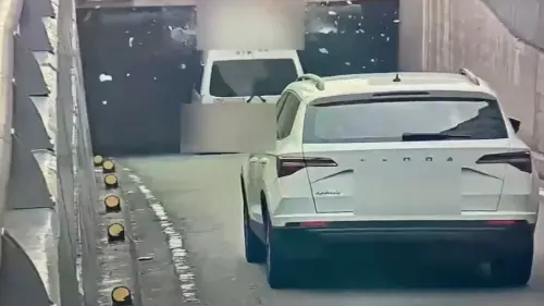 撞限高桿直直開！北市復康巴士「硬闖地下道」慘了　車頂爆裂噴飛